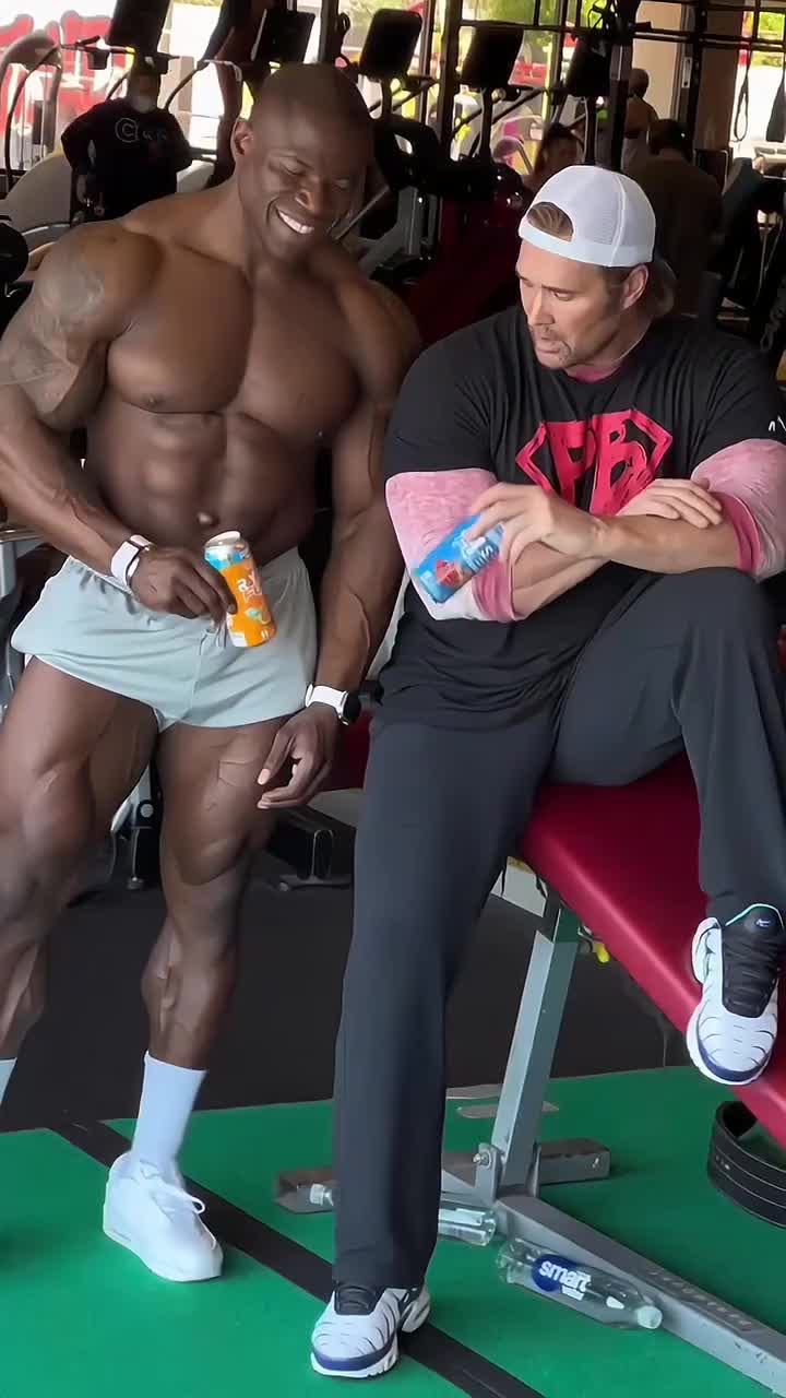 大力王与朋友饮料干杯