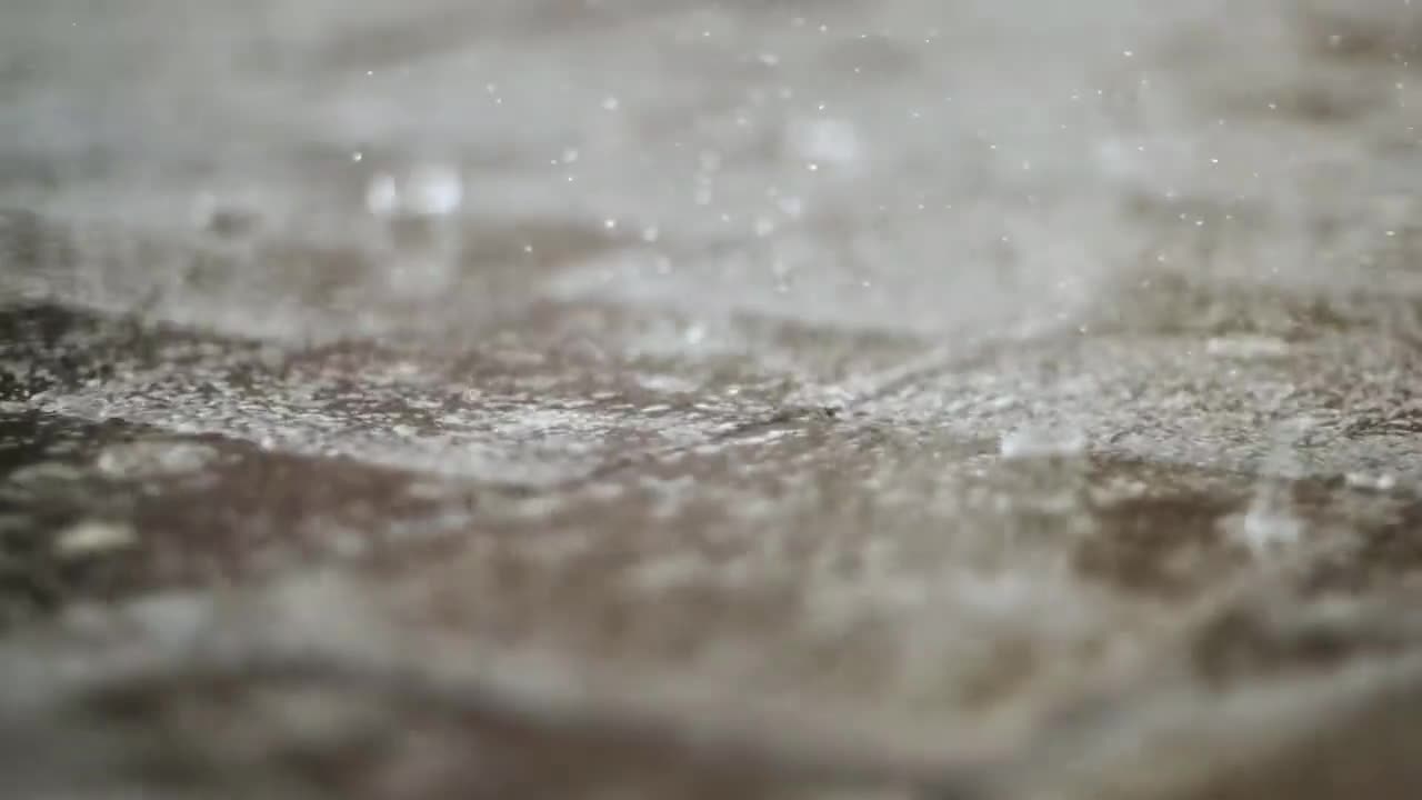 雨水打在地面慢镜头 #0923