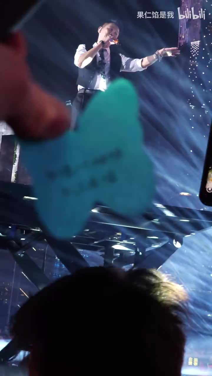 就像一只蝴蝶飞过废墟