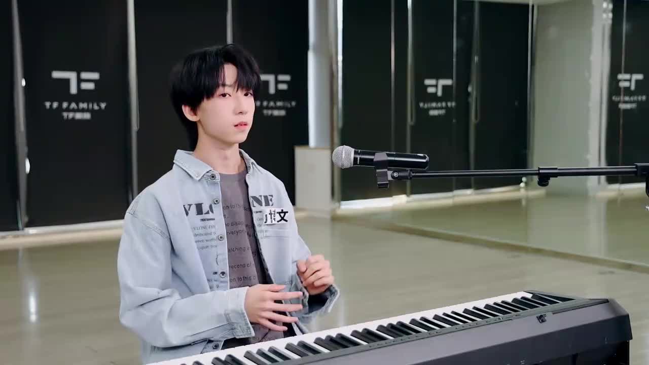 杨博文 钢琴弹唱 Can you feel the love tonight