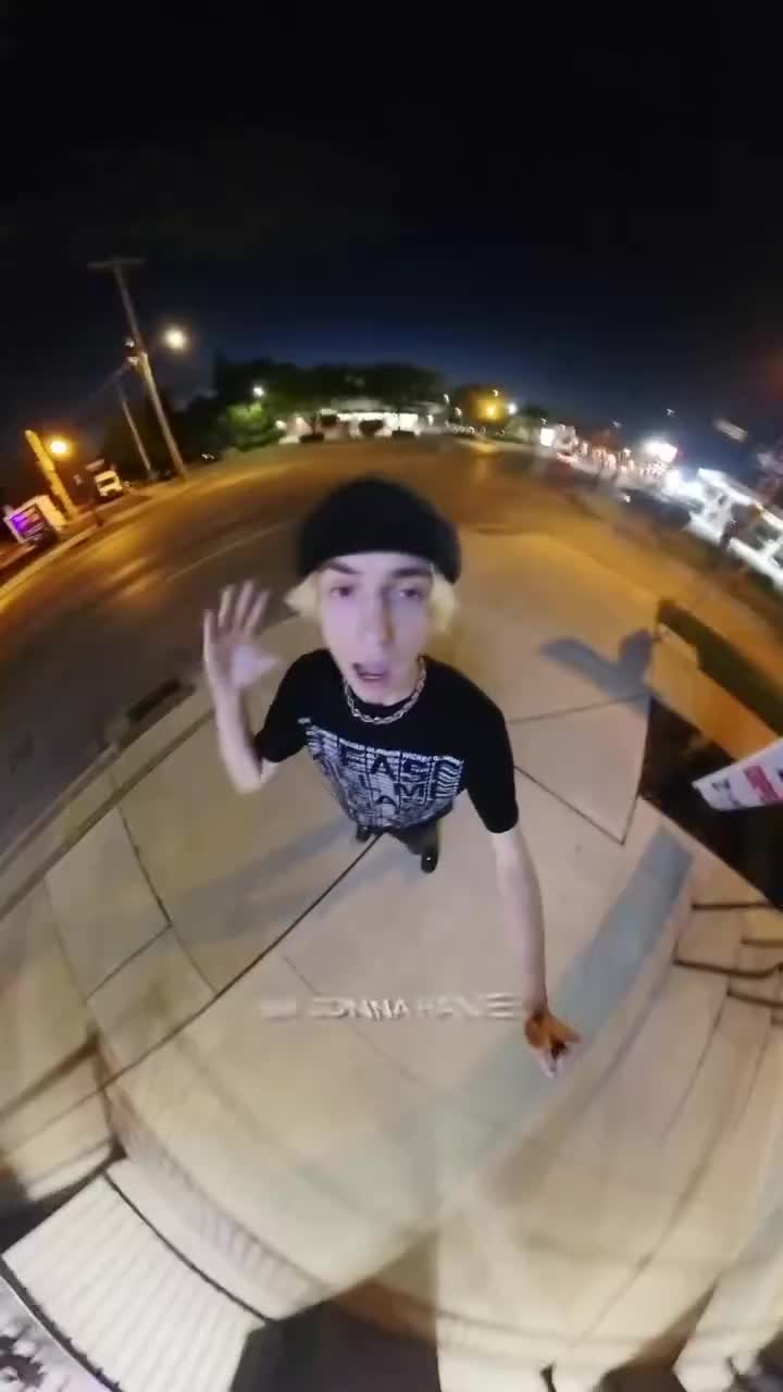 在酒吧往裤子里倒啤酒