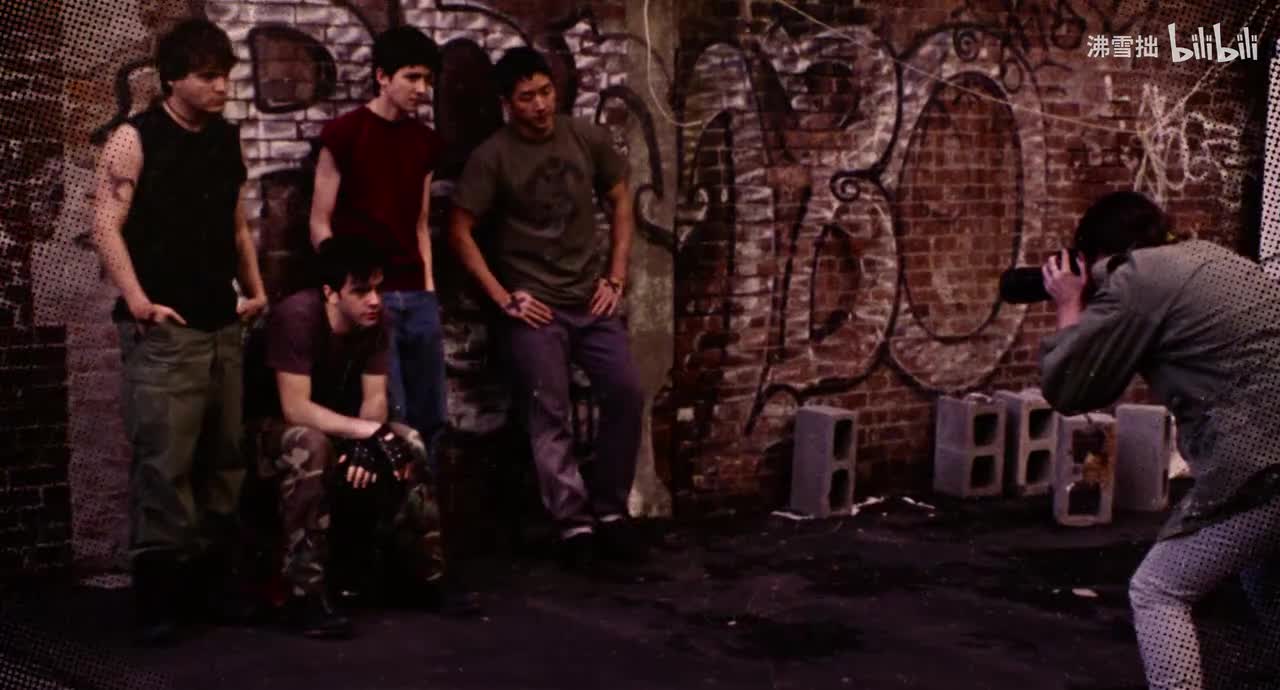 24-2【灰色T恤】躺在床上看自己巡演的照片