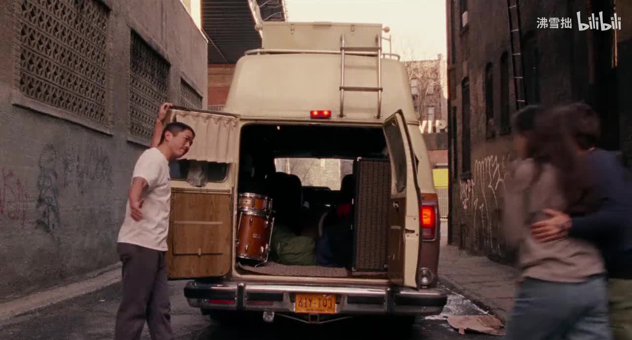 23-1【灰色条纹卫衣】和乐队一起去巡演的路上 一个上车的镜头 一个被伊莱扎吐槽开车技术的镜头 和约翰尼聊天 询问为什么吉他手没一起来（很漂亮的在车上的侧脸镜头