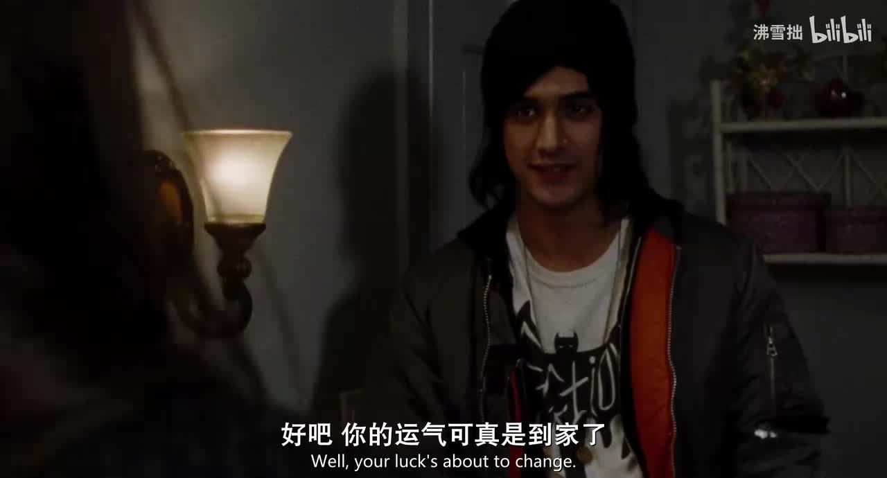 4-3【茶色羽绒服斜长刘海】在别人车上动手动脚被抓到 挨打