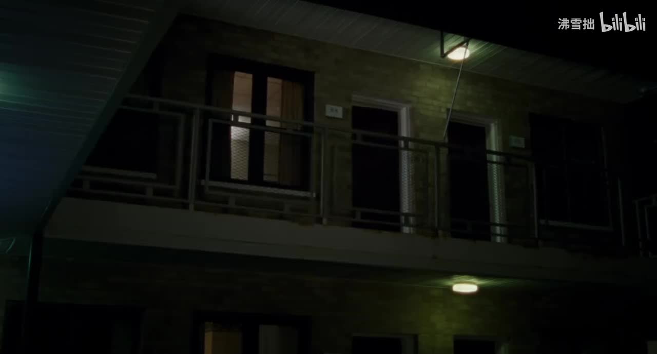 25-1【黑色外套红色内搭】在楼上偷听约翰尼和吉他手打电话