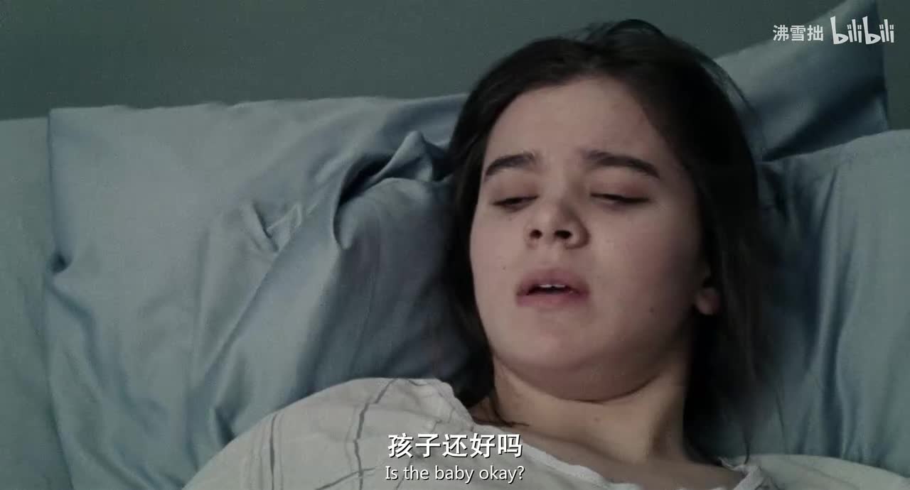 29-1【蓝灰色T恤】坐在伊莱扎病床前 伊莱扎醒来提议让裘德去抱抱孩子