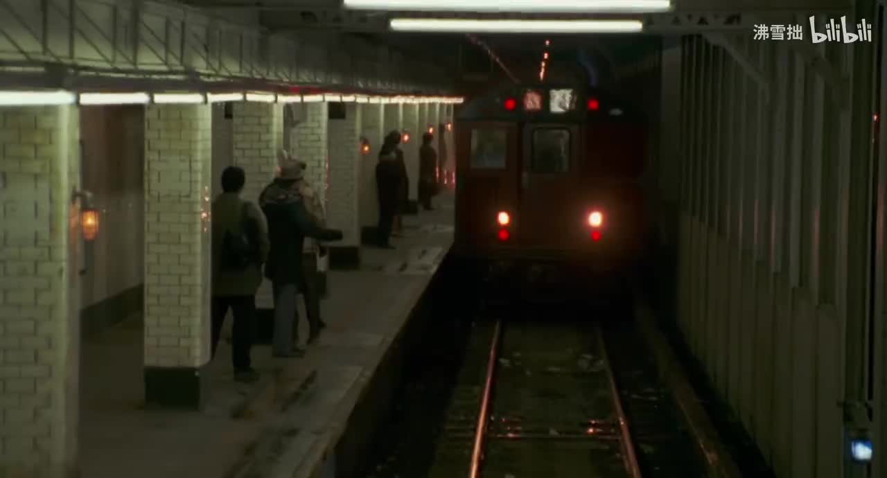 20-1【灰色条纹卫衣】和爸爸在地铁上 说出伊莱扎怀孕的事