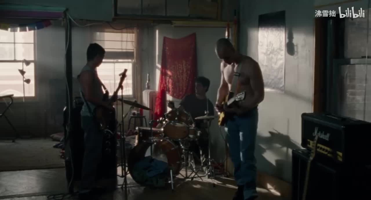 12-2【黑色卫衣外套灰色内搭斜长刘海】被约翰尼领进门 和乐队成员打照面