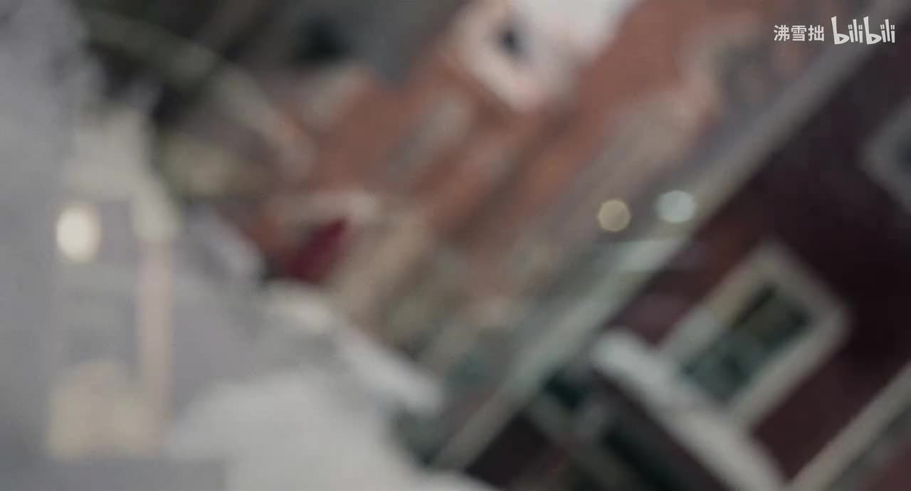 5-4【茶色羽绒服斜长刘海】和泰迪躺在雪地上 泰迪死