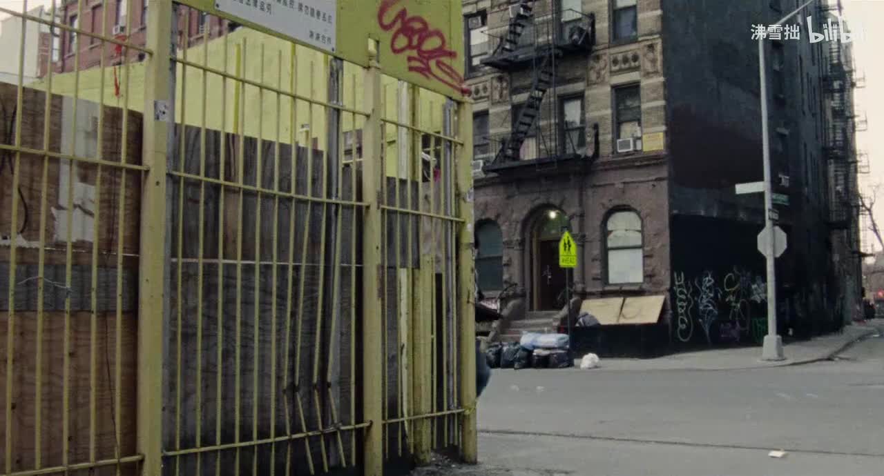 12-4【茶色羽绒服斜长刘海黑色帽子】和约翰尼乐队一起演奏中穿插和他们一起玩枪击游戏的画面