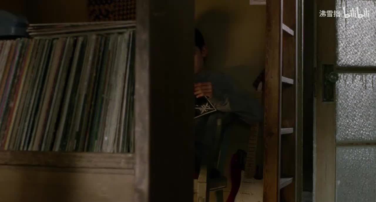 14-1【灰色圆领衫】乖乖坐着看杂志 听到门铃走去开门发现是伊莱扎