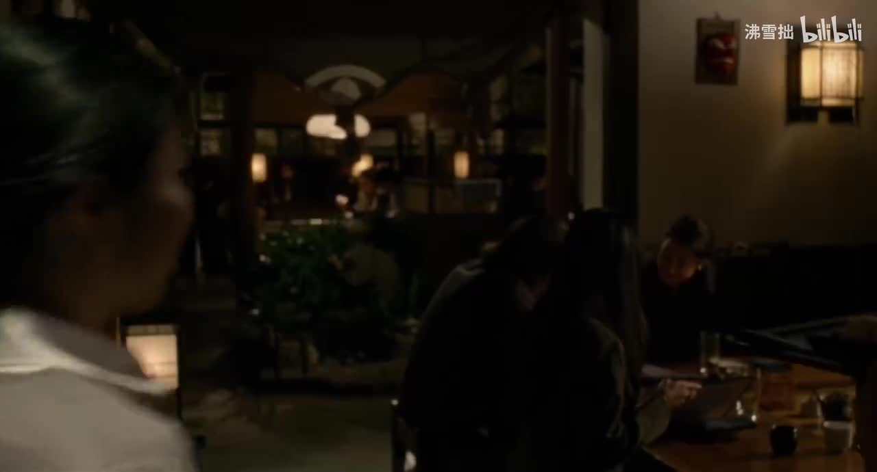 10-1【灰色圆领衫斜长刘海】爸爸讲述如何戴安娜认识 服务员递来毛巾擦脸