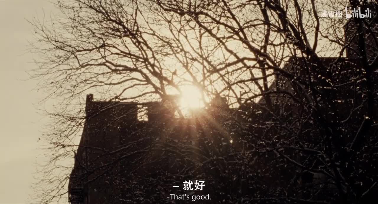 16-1【墨绿色插肩圆领衫】和伊莱扎和约翰尼一起躺着 讨论关于孩子的问题 被爸爸敲门打断