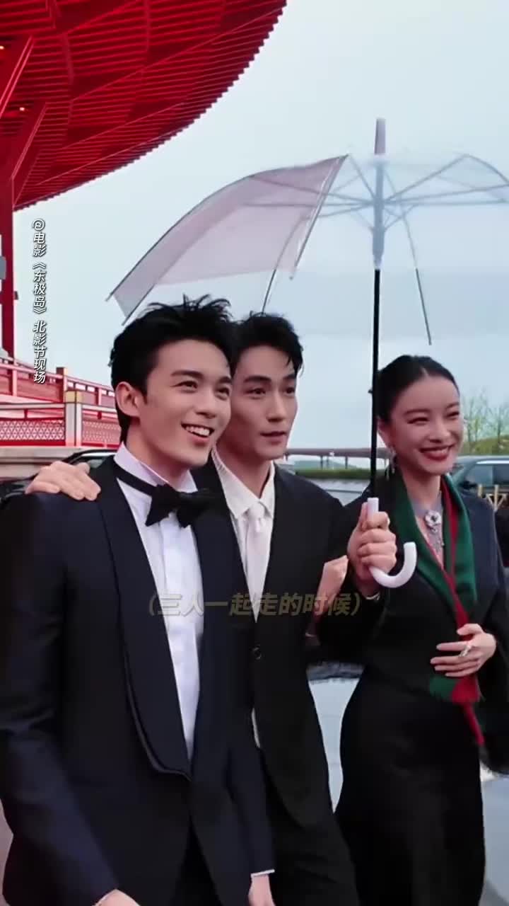 同撑一把伞的情谊 - @电影东极岛的微博