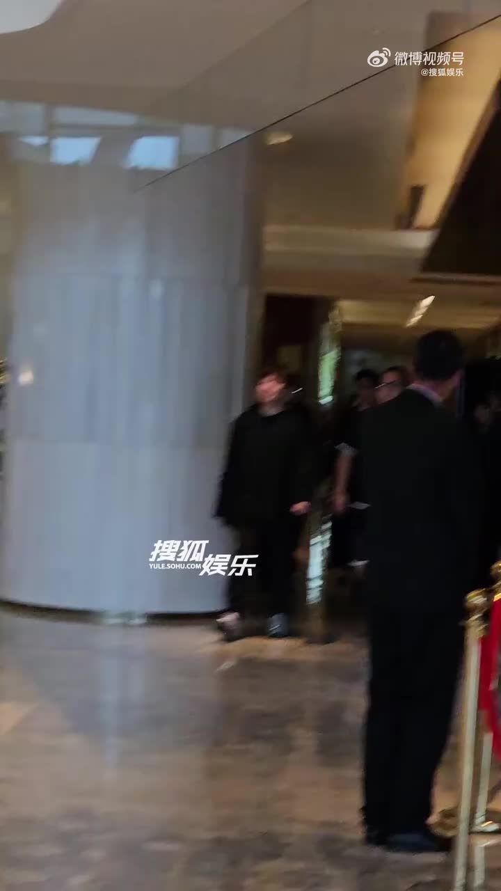 朱一龙白领带黑西装- @搜狐娱乐的微博