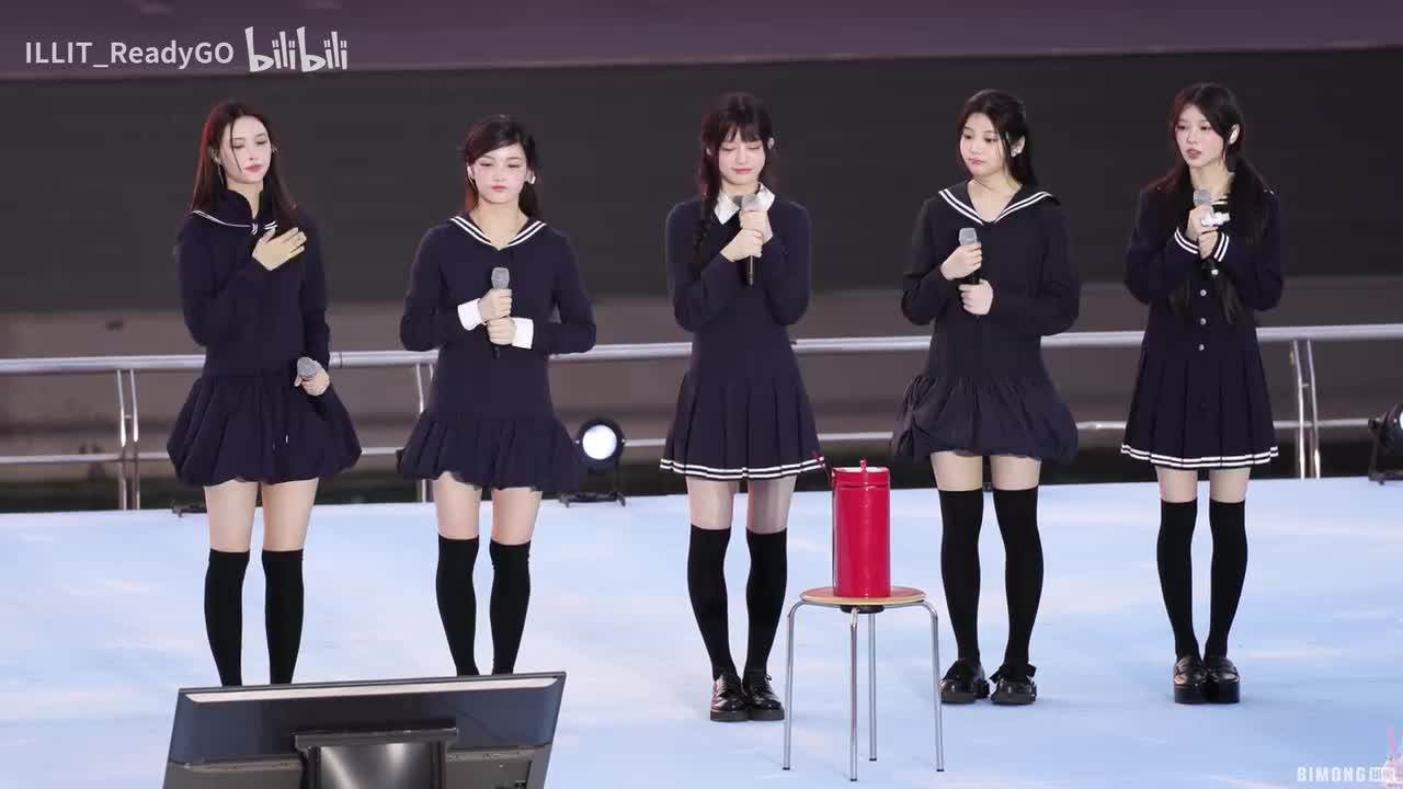 给大家展示开球姿势的成员们 Friend's Night PICNIC • 250617