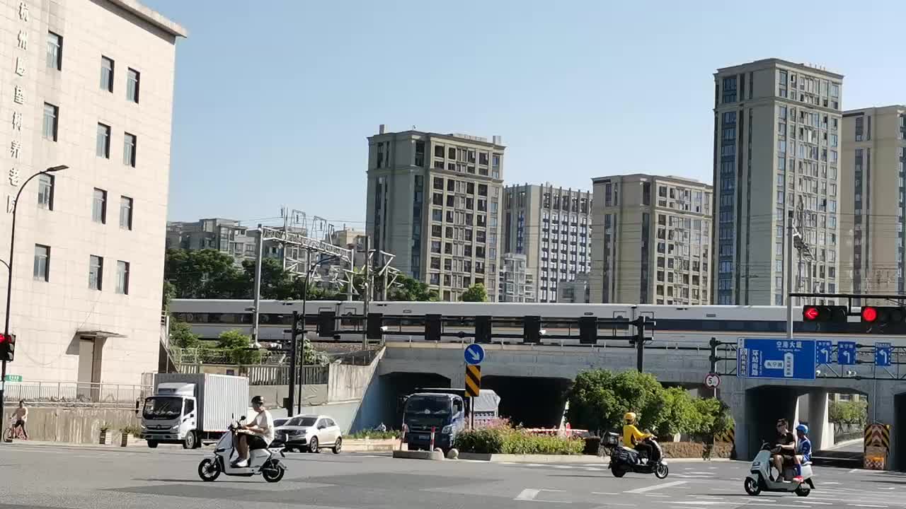 202507050810 德信·御临云峰门口十字路口