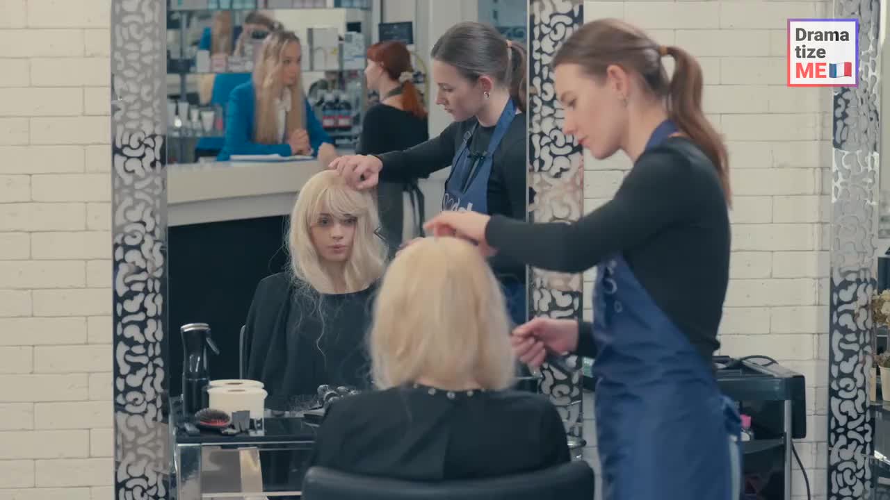 女孩用刘海隐藏惊天秘密