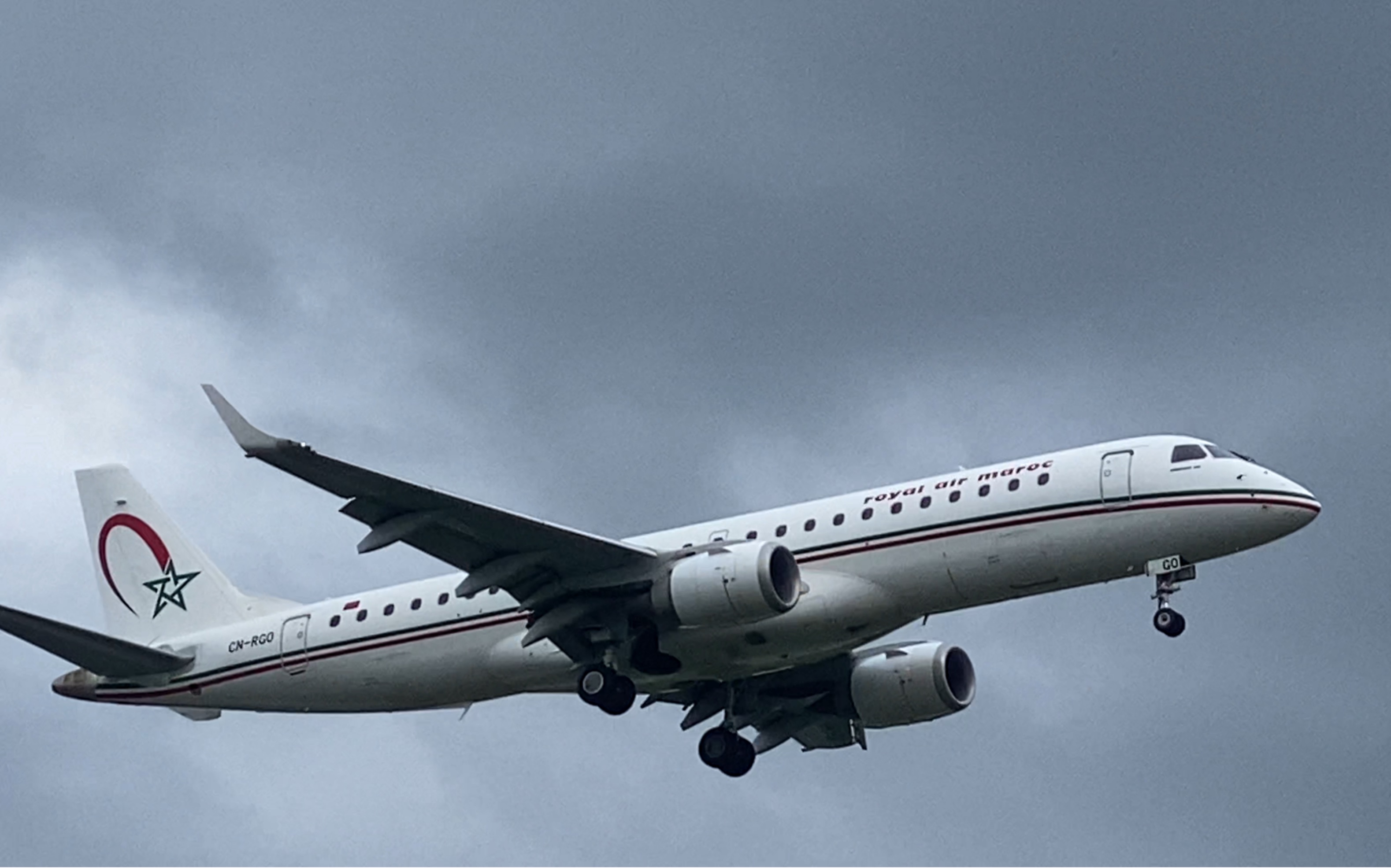 皇家摩洛哥航空巴航工业e190降落希思罗机场