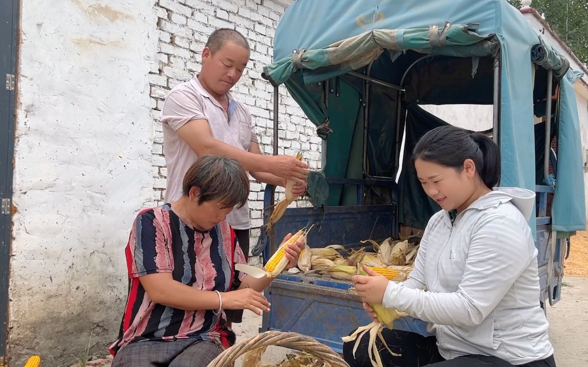 [图]父女俩下地掰玉米，闺女做家常菜充饥，老妈一个举动真暖心