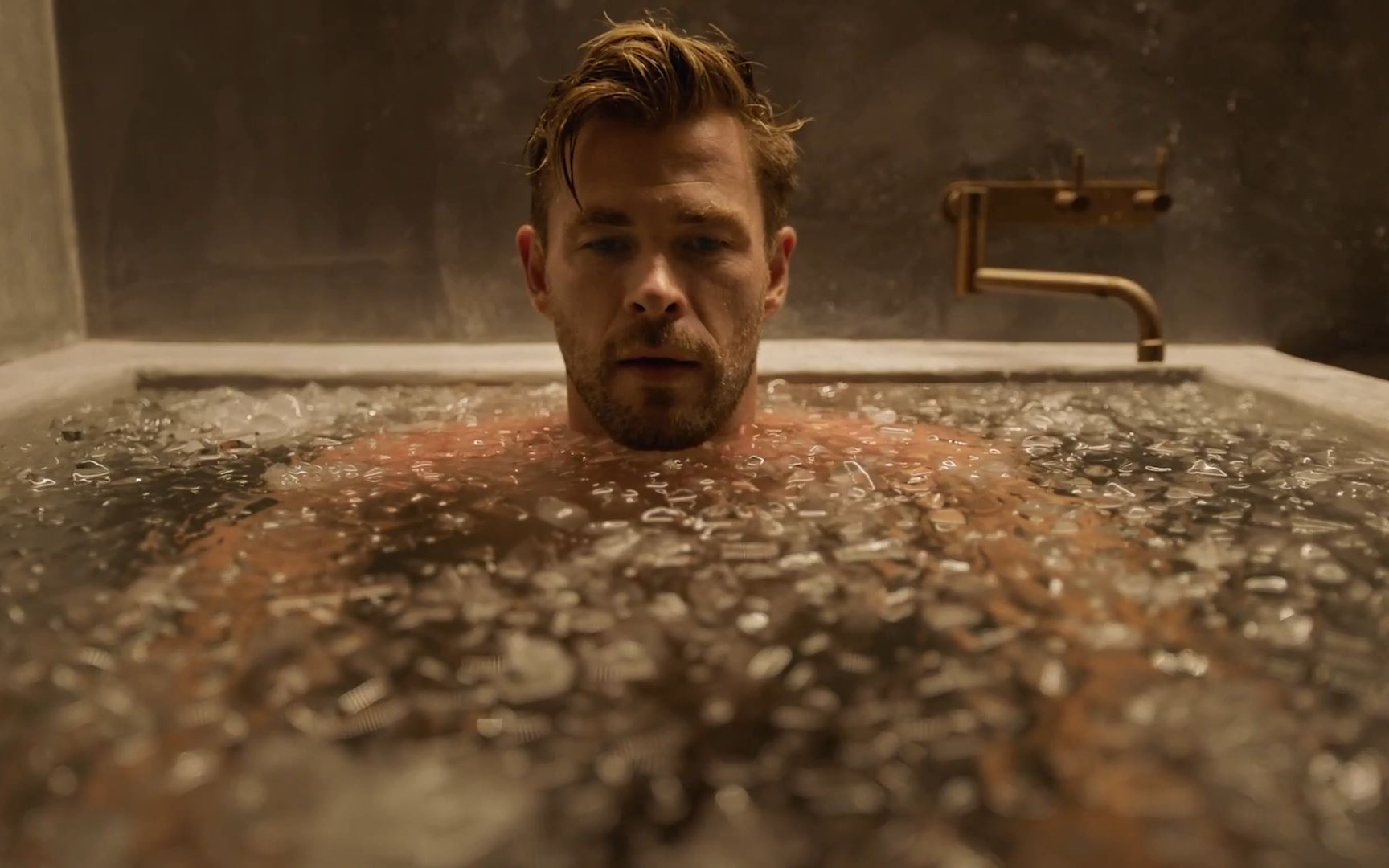 chrishemsworth海总为拍广告湿身诱惑