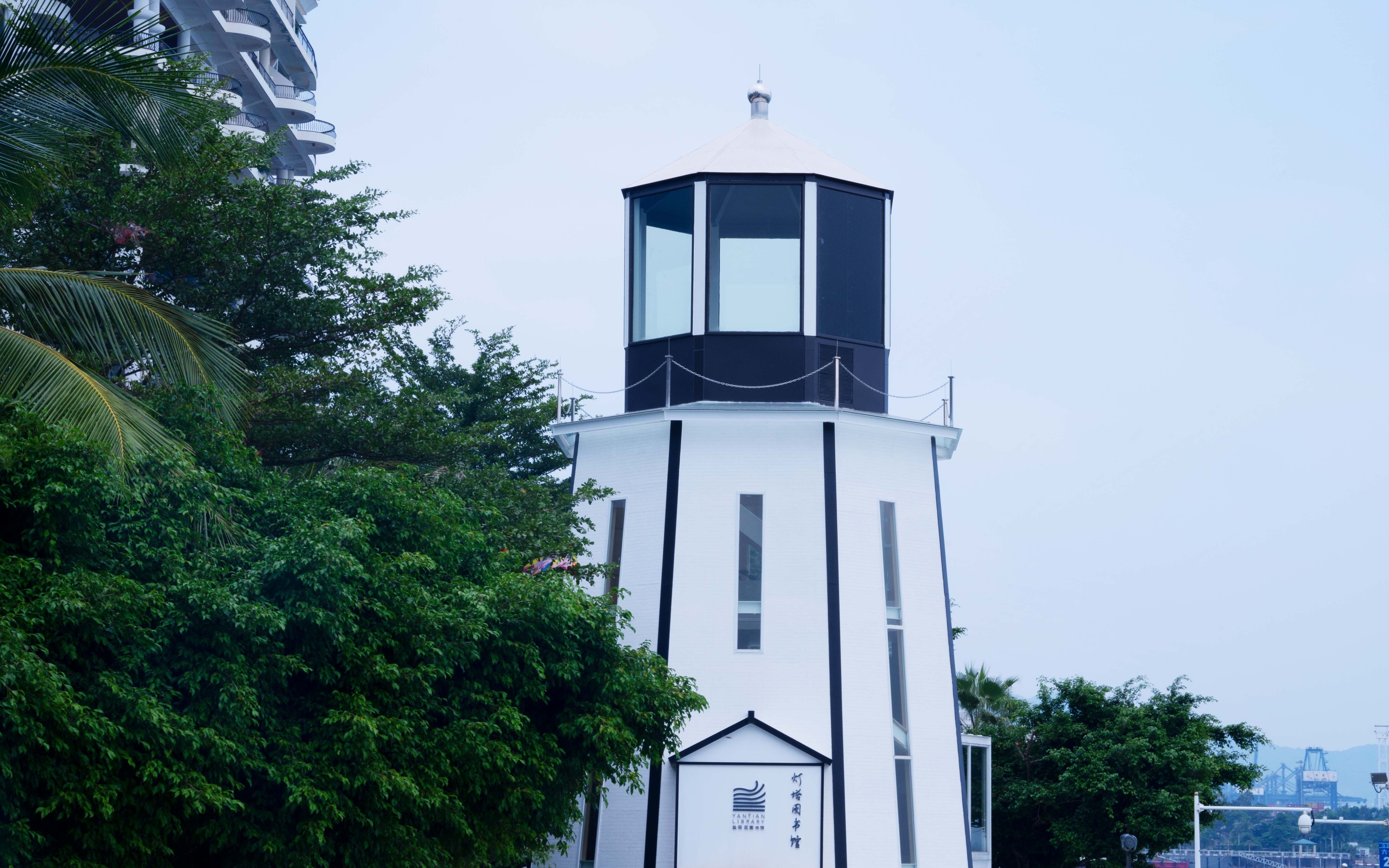 海滨栈道上的明珠灯塔图书馆