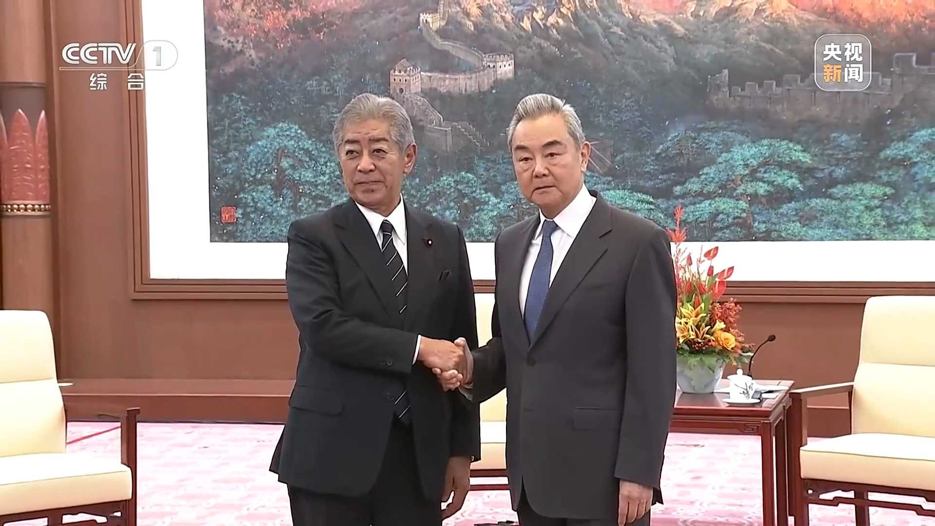 现场画面：王毅会见日本国际贸易促进协会会长