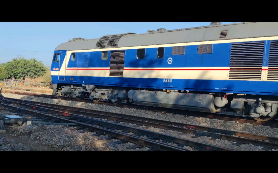 云南铁路和谐内5b短货列雨过铺米轨站发车