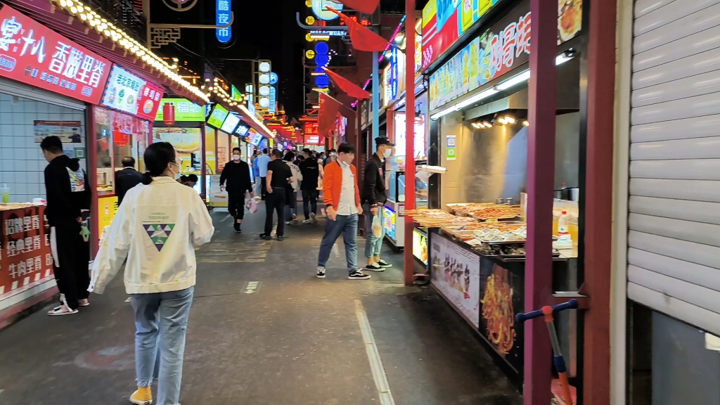 大连老街夜市,国庆节太热闹了,人好多