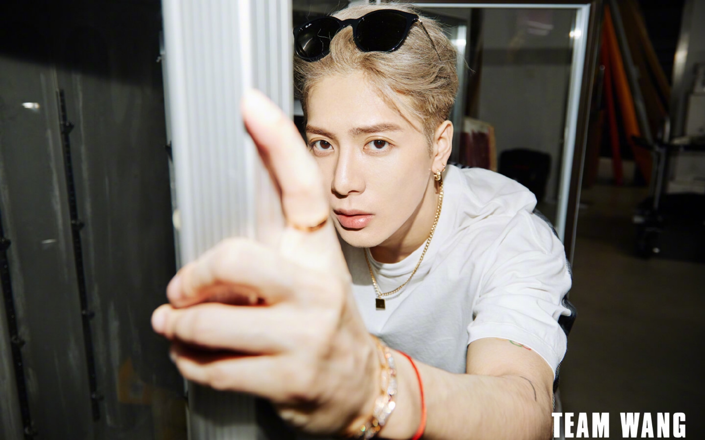 【王嘉尔】芭莎之夜《lmly》首唱_哔哩哔哩_bilibili