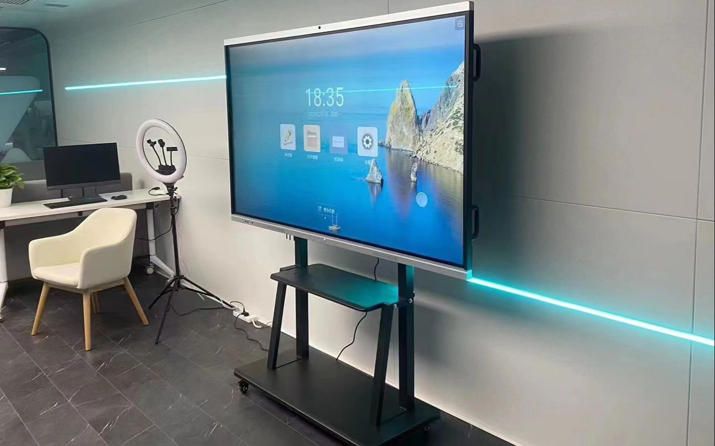 成都速优云客户定制的带摄像头的75寸会议一体机安装调试完成