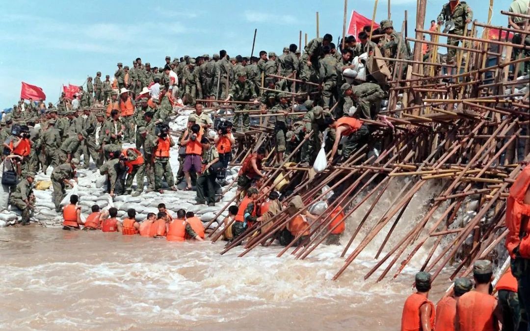 对比美国搜救队,解放军才是真正的"救世主"!回忆98年抗洪事迹