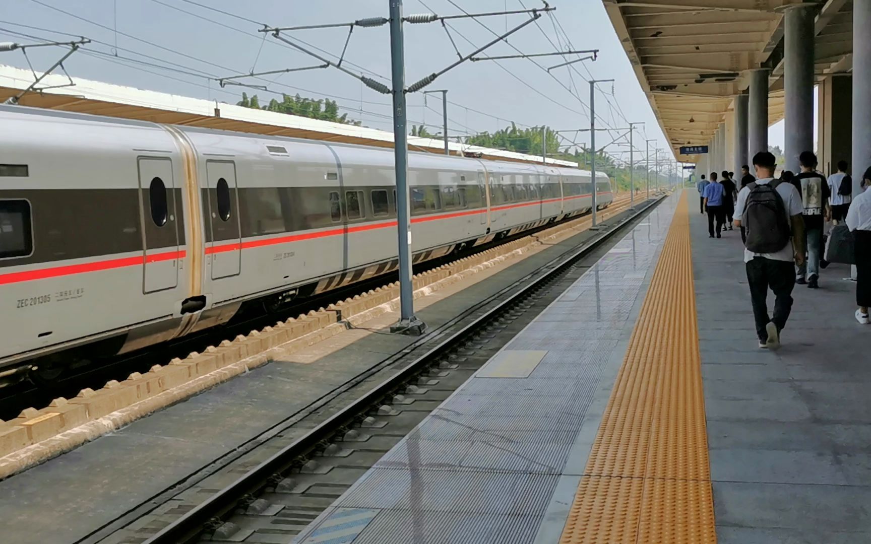 重连cr400af全速通过成渝高铁隆昌北站