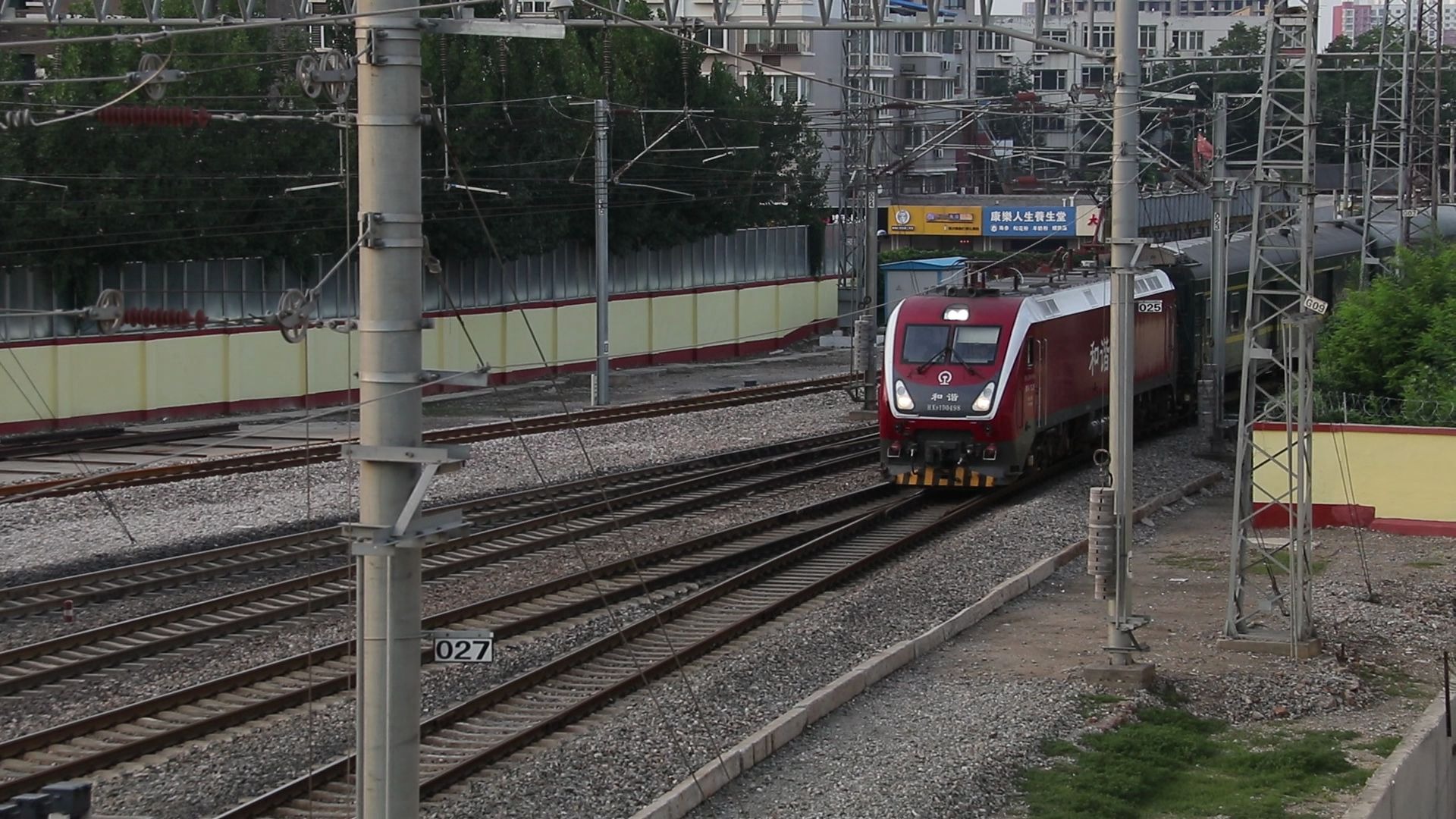 郑局郑段hxd1d-0498牵引t167次进入京广线保定站_哔哩哔哩 (゜-゜)つ