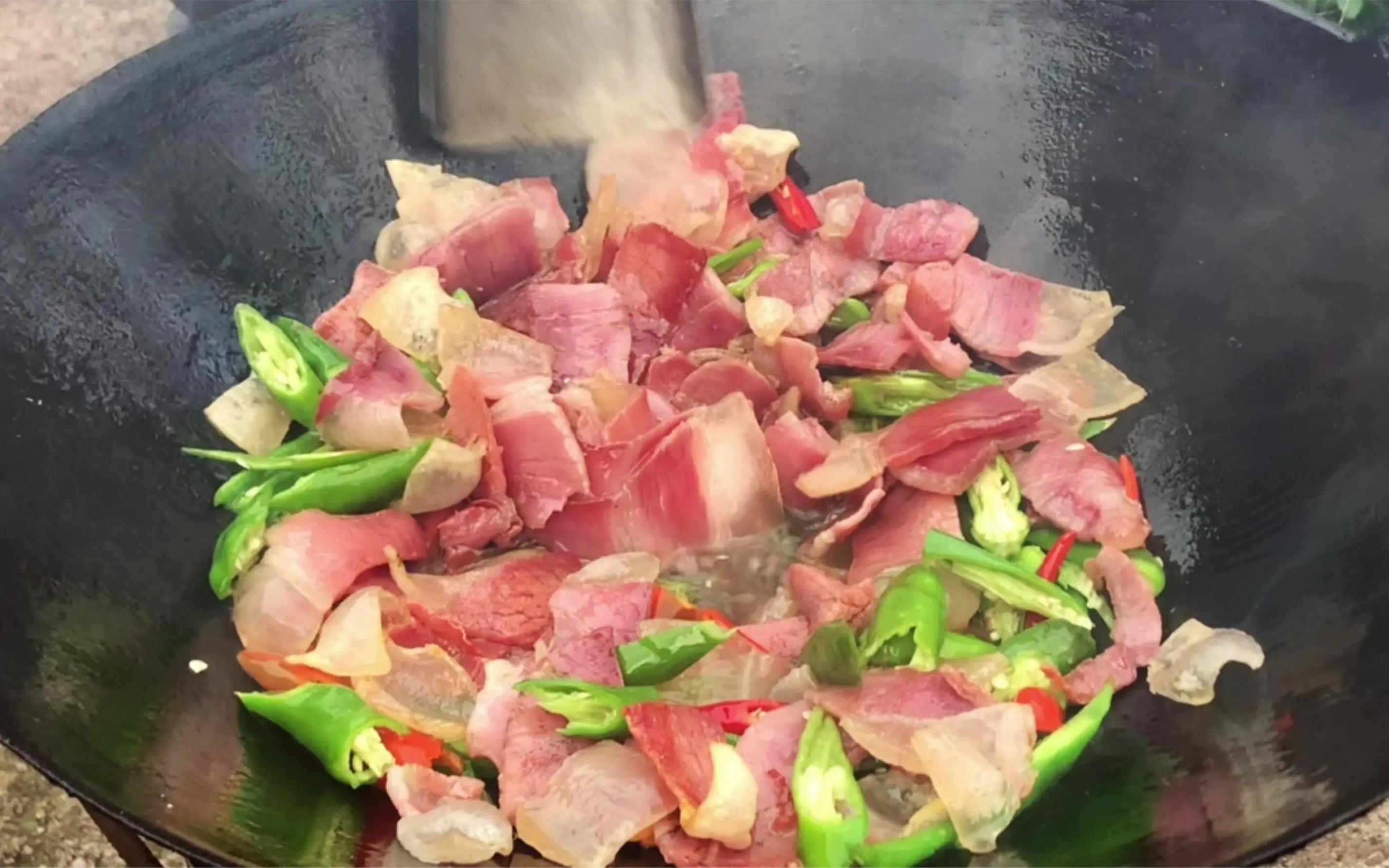 农村大口吃肉大口喝酒,一锅青椒炒火腿,一家人吃的其乐融融