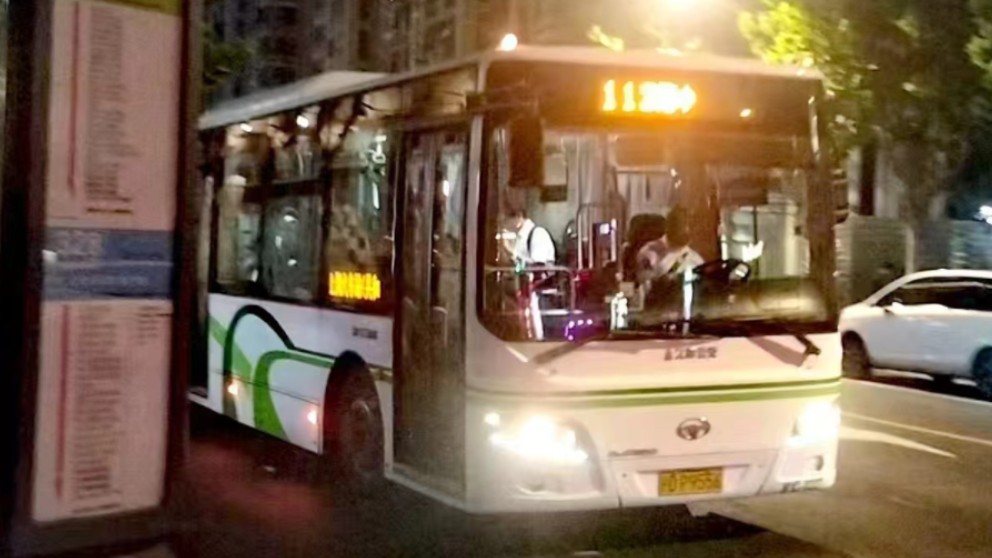 (巴士三公司)上海113路公交车海防路西康路离站(静安新城往上海火车站