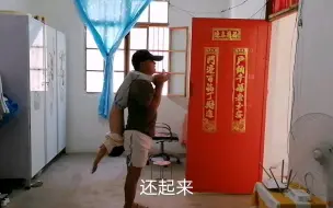 Tải video: 小糯米骑在四爷肩膀上做仰卧起坐，小家伙真厉害，一下做了那么多