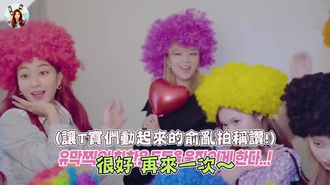 twice拍五周年照时让全体尖叫的突发事故变成麦克风的周子瑜