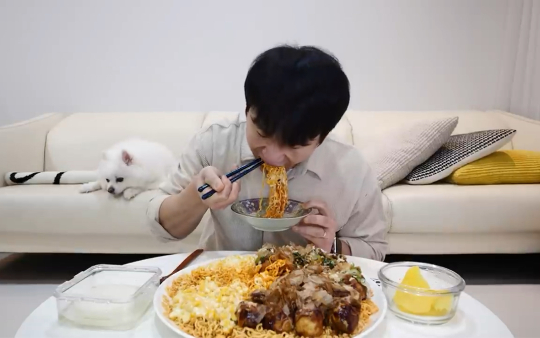 【banzz奔驰小哥】吃芝士拌面 煎五花肉 芝士玉米