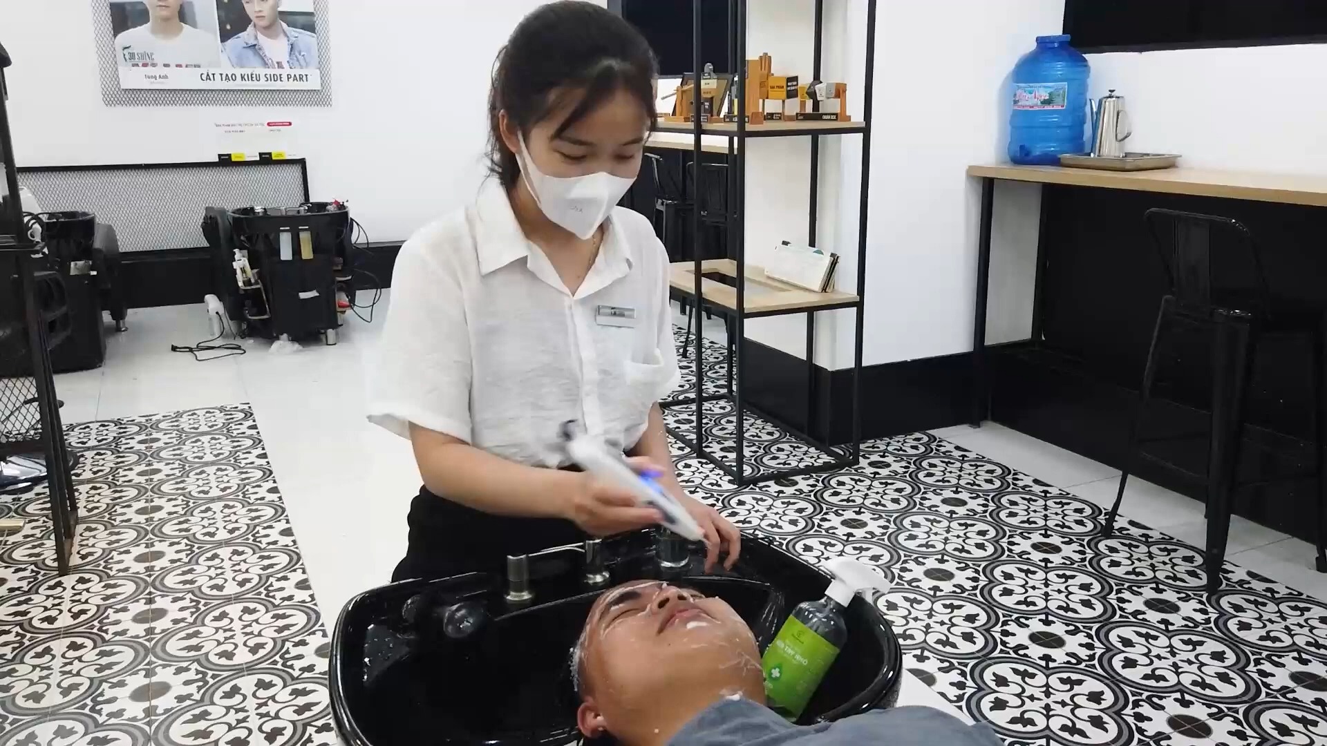 越南理发店 街头女孩超级放松按摩洗脸洗头服务!