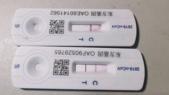 新冠阳了,发热门诊检查肺部CT磨玻璃片状,有点感染.还好现在已经不烧了,人也精神了.哔哩哔哩bilibili