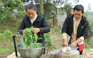 Video herunterladen: 2斤五花肉一斤豌豆尖，做抄手关键要馅料好，一人一碗吃饱饱的