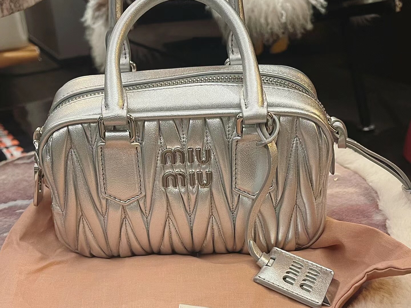 miumiu 银色保龄球包包分享来啦!