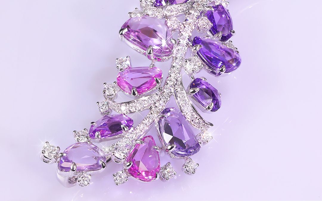 紫蓝宝胸针宛如飘落在心上的紫色羽毛