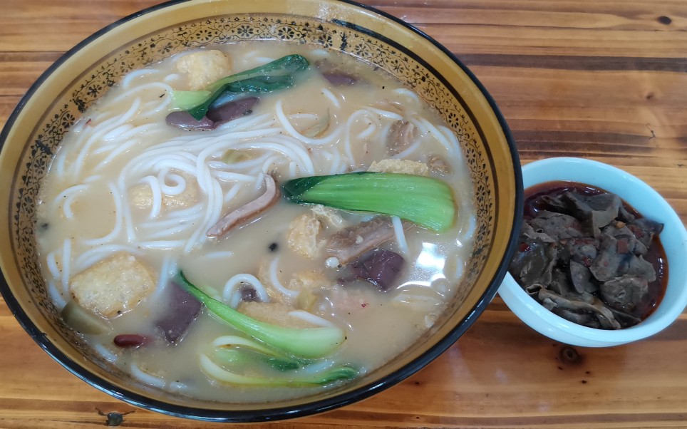 品尝抚州特色牛杂煮粉,搭配3元钱的卤猪肺,第一次就爱上了