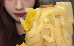 Tải video: 网上火的泡椒辣味零食吃吃！