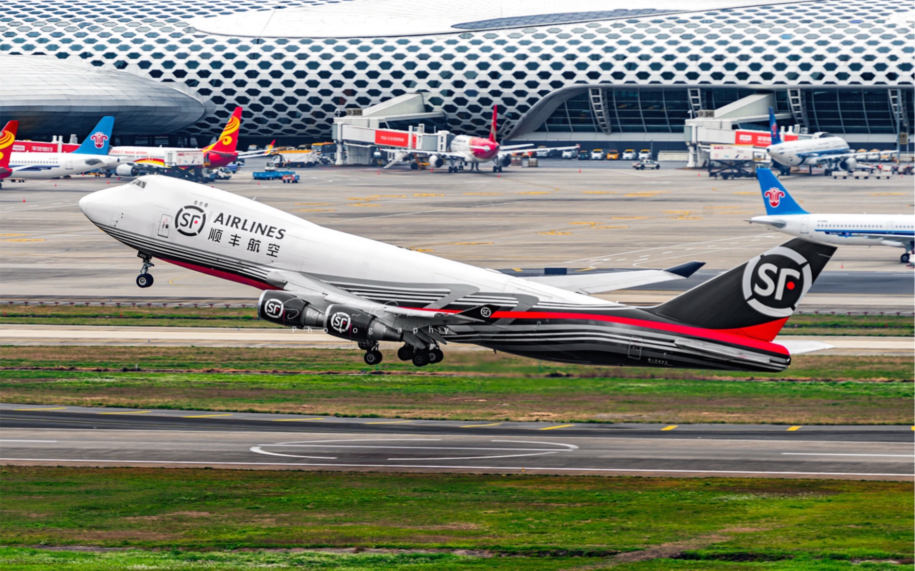 今天早上顺丰航空B747巨无霸货机 满载百吨物资飞赴武汉哔哩哔哩bilibili