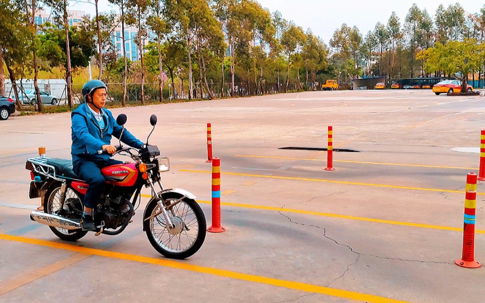 专业培训摩托车驾校,合格率高,场地设置标准,训练时间充足,训练场既是