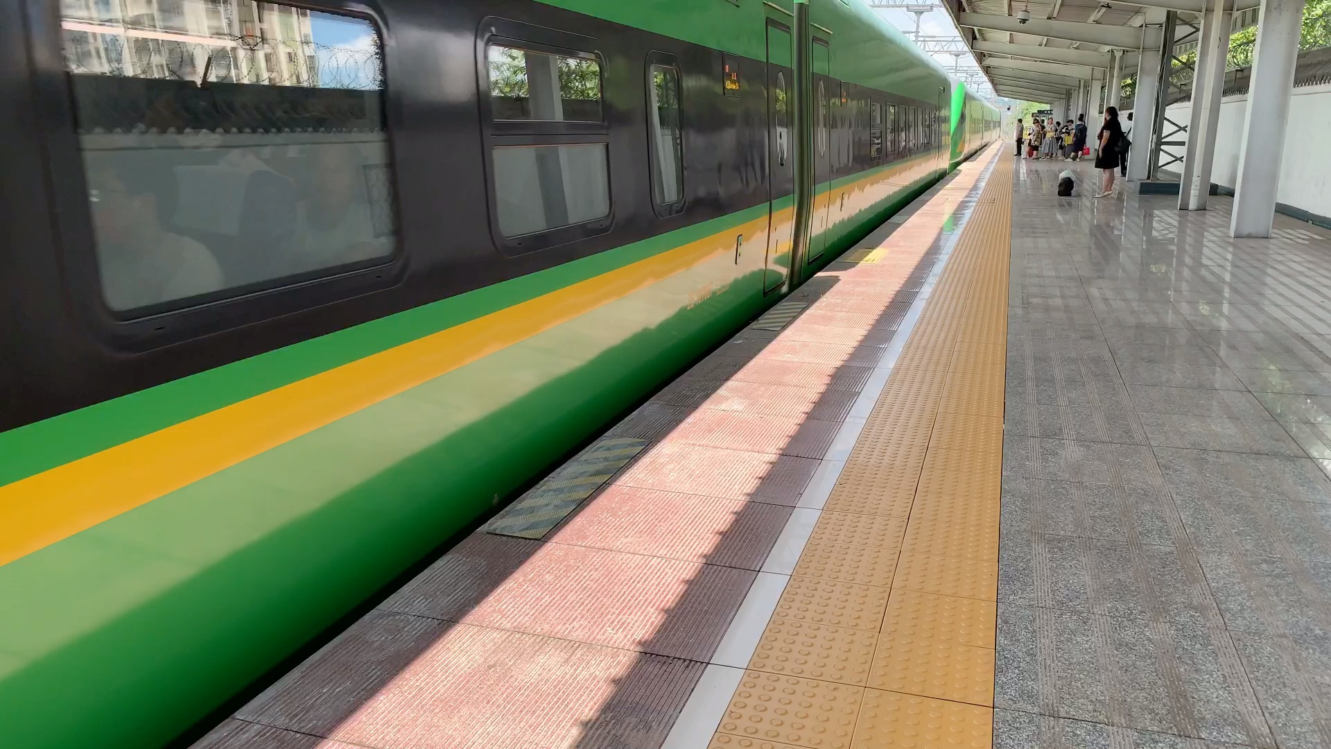 c788次列车营山站进站