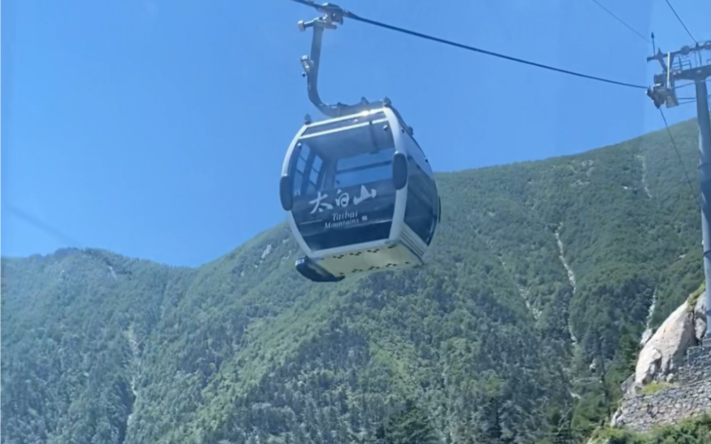 太白山索道丨缆车经过每两节索道之间连接的地方,都让人虎躯一震